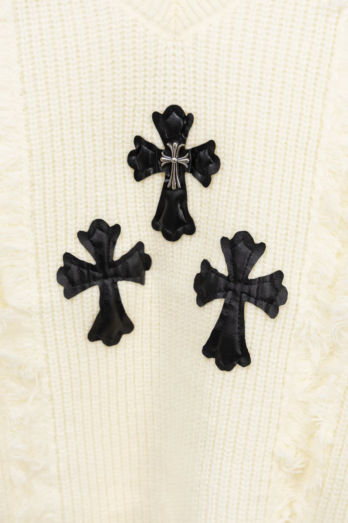 P280 Chrome Hearts CH Chrome Hearts 2026 new style, super heavy-duty Chrome Hearts large sweater with a cross atmosphere, thick stitched round neck patchwork sweater, soft and comfortable fabric, no skin-pricking feeling, loose, comfortable and stylish, warm and high-end to wear, the appearance can easily beat all versions on the market, you will definitely not be able to put it down when you get the real thing, the skin-to-skin feeling is very real! The iconic brand logo decoration on the chest, the pattern is detailed and clear, the craftsmanship is exquisite and perfect, exuding temperament, charm and luxury, and the fashionable atmosphere is overwhelming! A super versatile and durable knitted sweater, the upper body is very fashionable and age-reducing. It is perfect regardless of age or gender. It can be easily controlled by any figure. It is very eye-catching whether worn alone or layered, making you easily become the focus of the crowd! Color: White Size: M L XL